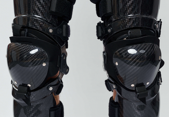 Карбоновые брейсы с титановым шарниром для эндуро