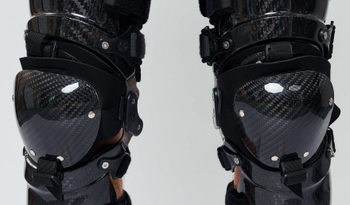 Модель в брейсах Yami Customs