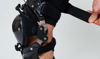 Модель в брейсах Yami Customs