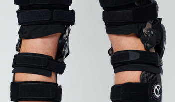 Модель в брейсах Yami Customs