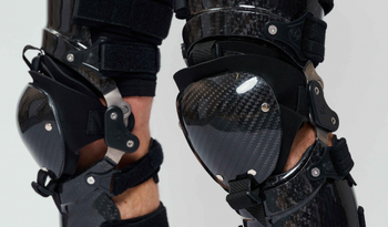 Модель в брейсах Yami Customs