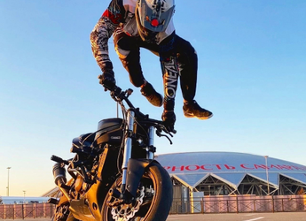 Брагин Николай катается на мото