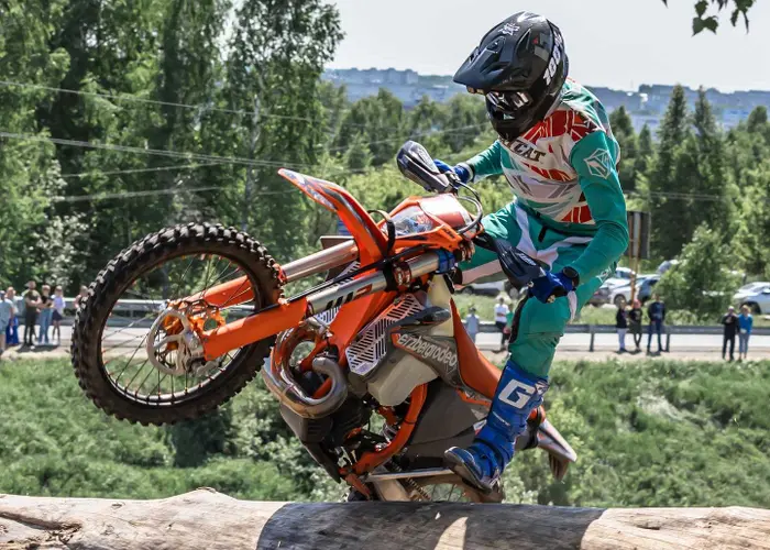 Данил Черняев едет стадион enduro