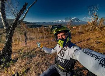 Денис Евграфов катается на эндуро мотоциле