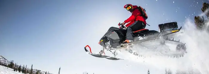 Денис Евграфов катается на снегоходе