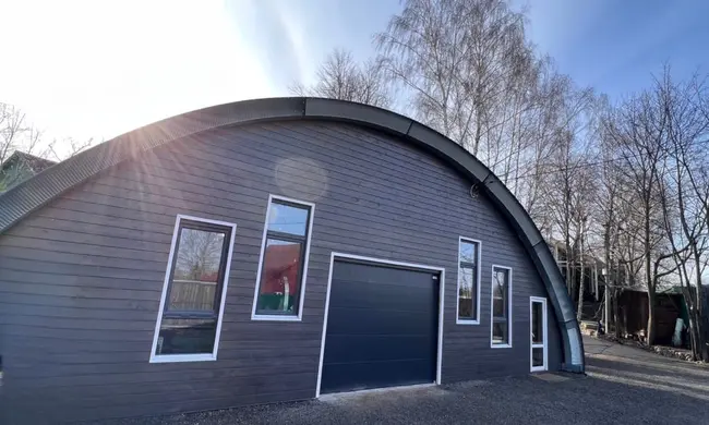 Главный вход в офис Yami Customs Composites