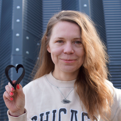 Яна Митрошкина шлет сердечко