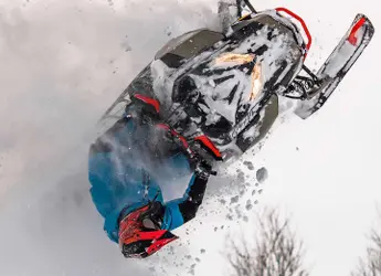 Денис Евграфов делает сальто на снегоходе