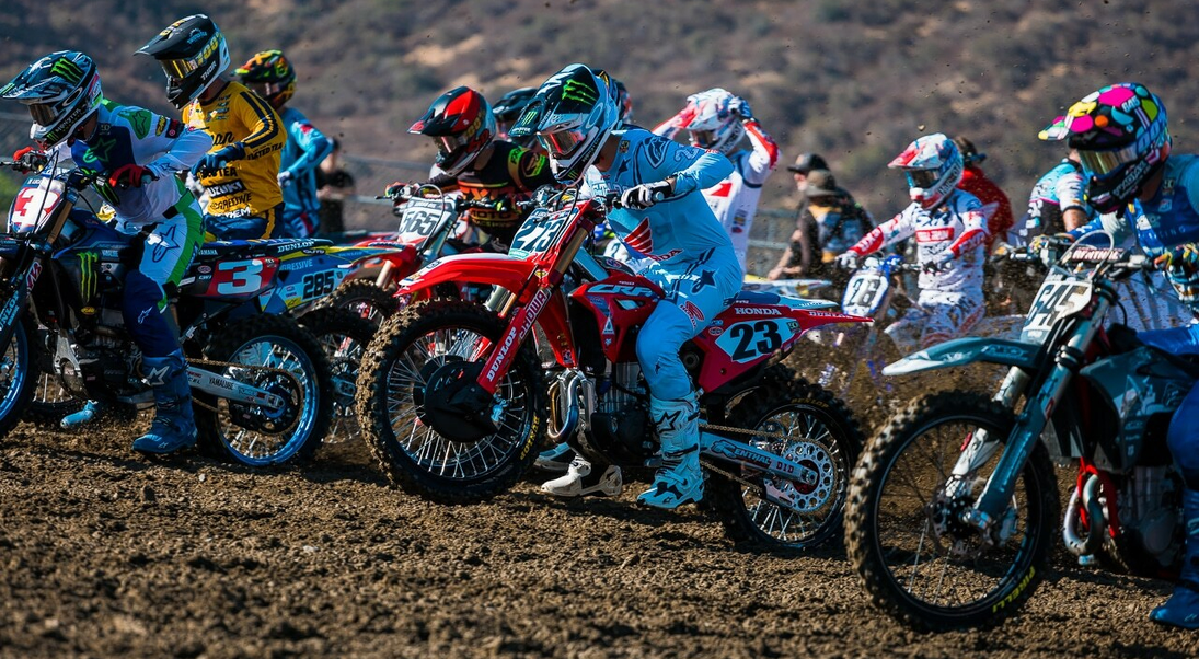 Изображение человека на горном склоне